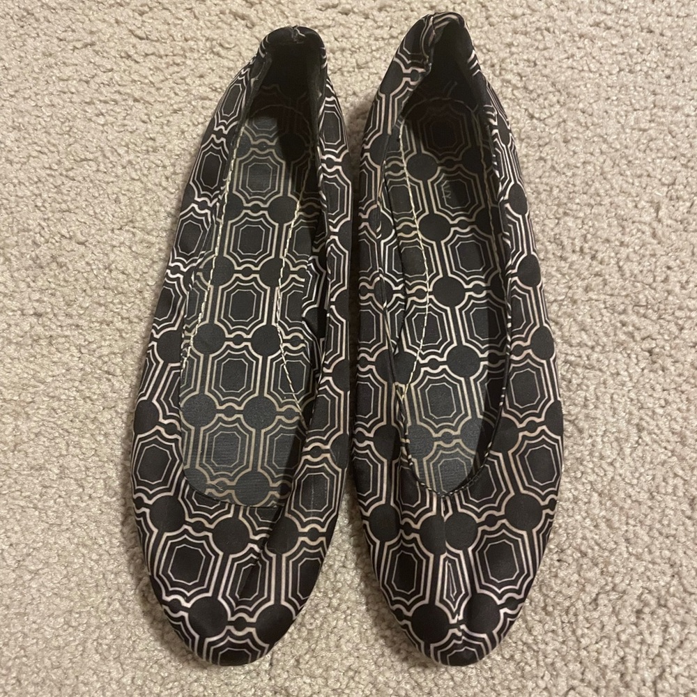 black and white flats